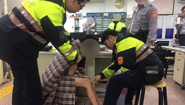 女兒精神恍惚雨中迷途 暖警協助母女團圓