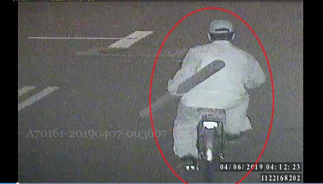 【影】边骑脚踏车边扛2公尺偷来赃物 仍遭警按图索骥查获