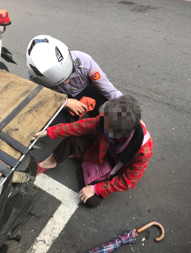 7旬老婦發燒跌坐路旁 蘆洲警即刻救援 | 文章內置圖片