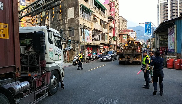 大貨車行駛路線、高度應注意! 迷糊駕駛誤闖限高橋墩受困 吃罰單害人又害己!