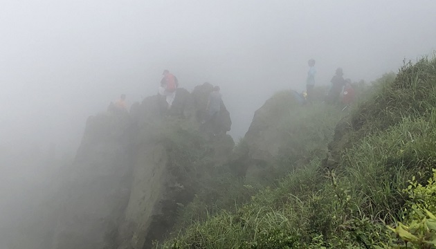 登山客賞景忘險落峭壁 警消獲報開山闢路救援!! | 文章內置圖片