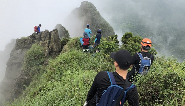 登山客賞景忘險落峭壁 警消獲報開山闢路救援!!