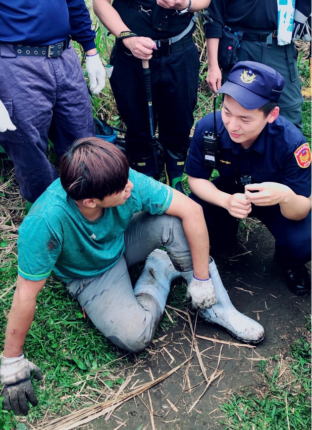 登山客賞景忘險落峭壁 警消獲報開山闢路救援!! | 文章內置圖片