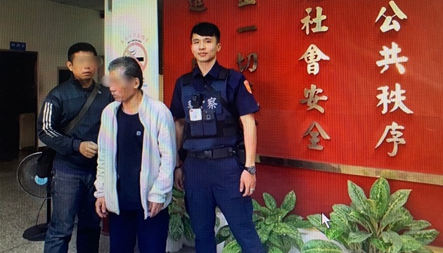 迷途老翁困街頭  熱心暖警助返家