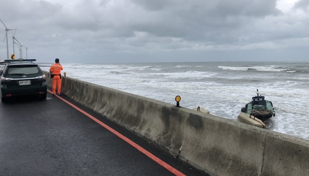 工程船漂流擱淺 海巡立即派員處置