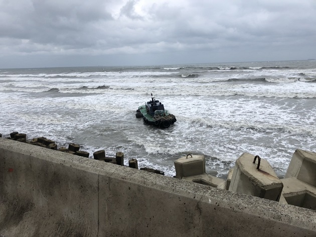 工程船漂流擱淺 海巡立即派員處置 | 文章內置圖片