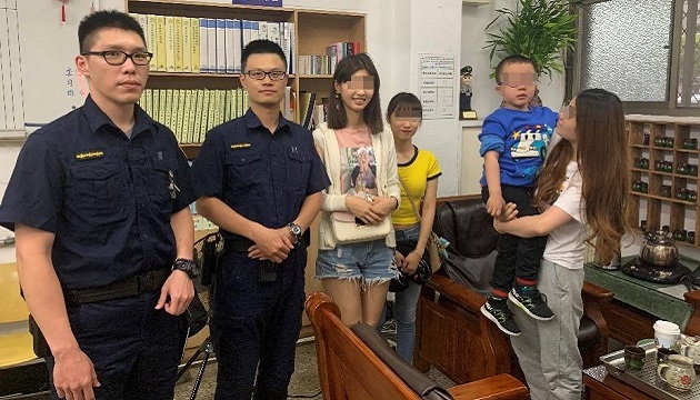 人美心更美 正妹大學生助警找回走失兒父母