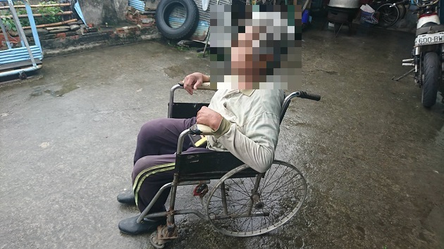 热心所长发现身障长者代步轮椅老旧不堪使用，立即转介善心人士赠送轮椅 | 文章内置图片