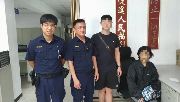 忘了回家的路… 暖警細心助失智老婦返家 | 文章內置圖片