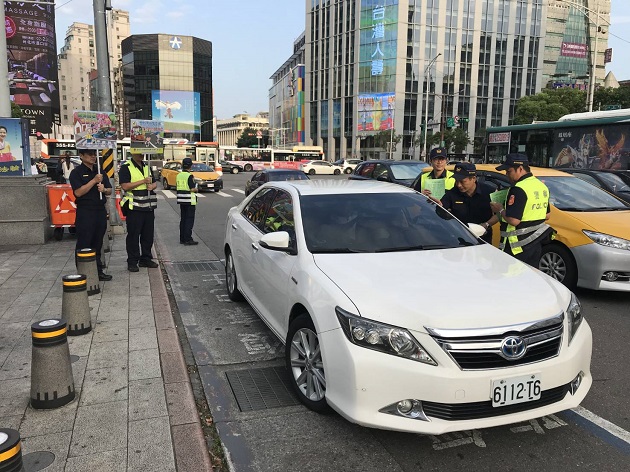 萬華分局聯合義交中隊宣導「車輛禮讓行人暨路口淨空」交通安全 共同呼籲駕駛朋友禮讓行人安全 | 文章內置圖片