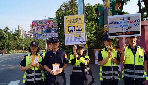 士林警校園路口「舉牌」 接地氣交通安全宣導