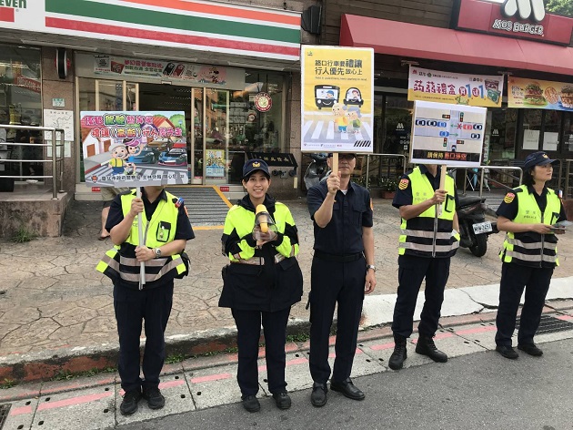 士林警校园路口「举牌」 接地气交通安全宣导 | 文章内置图片