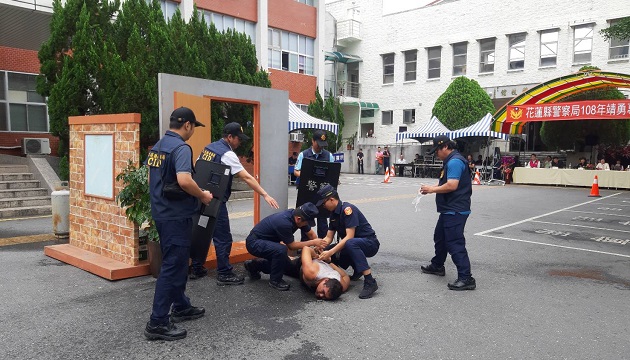 花莲县警察局举办「106年防制暴力重大人为危安事件实警演练」