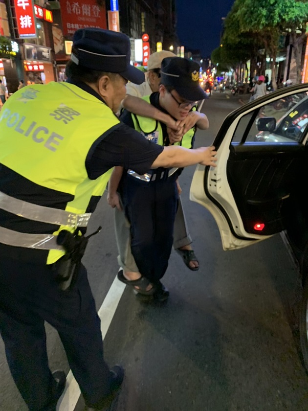 九旬老翁迷路，熱心警尋獲送返家 | 文章內置圖片