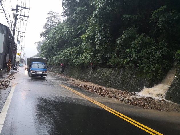 豪雨沖刷土石崩落 警冒雨清除还用路人安全 | 文章内置图片