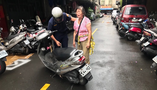 六旬老婦騎乘機車不慎自摔，員警熱心協助，深獲家屬感謝讚許