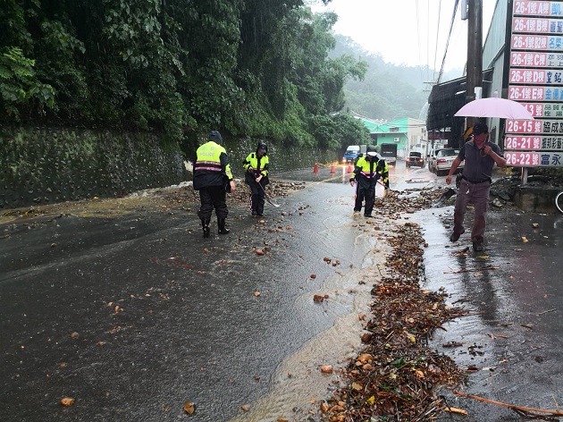 豪雨沖刷土石崩落 警冒雨清除还用路人安全 | 文章内置图片