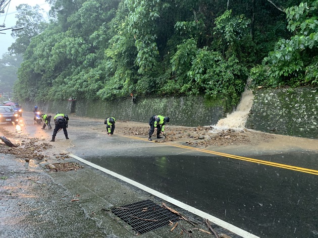 豪雨沖刷土石崩落 警冒雨清除還用路人安全 | 文章內置圖片