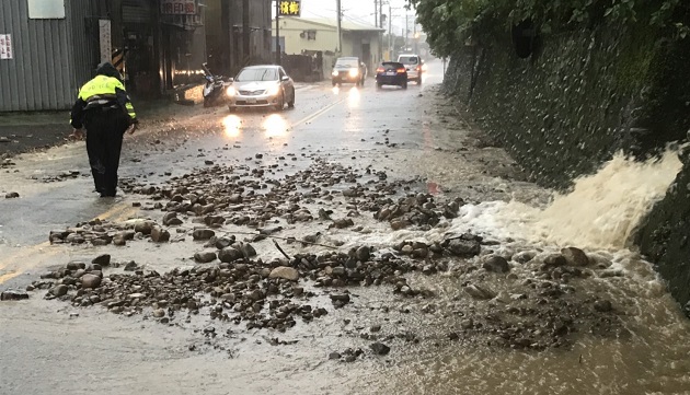 豪雨沖刷土石崩落 警冒雨清除还用路人安全