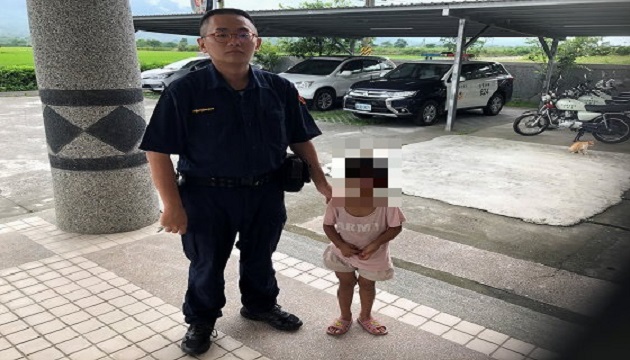 炙热烈阳下玉警寻获走失小女童