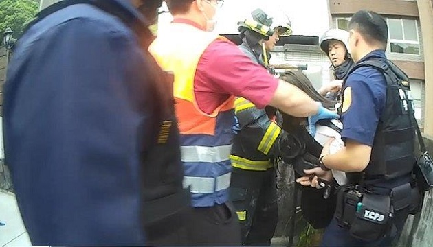 女子情绪不稳欲轻生 信义勇警及时抢救