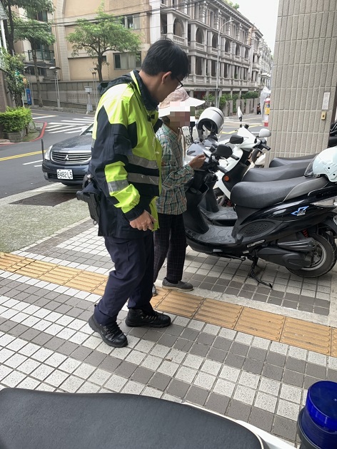 老妇茫然伫立槟榔摊前 芦洲警细心助返家 | 文章内置图片