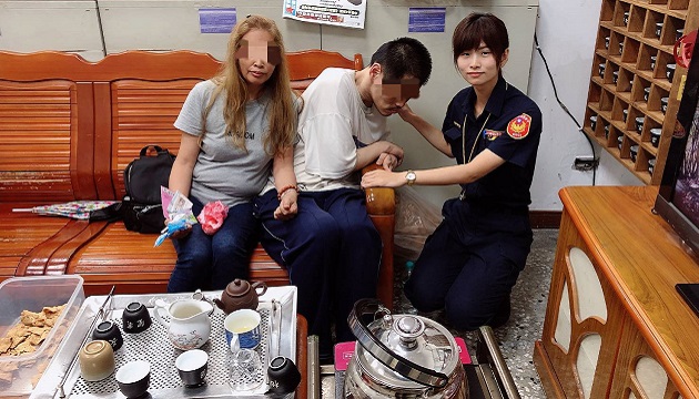 流浪到淡水 热心女警协助智障青年返家