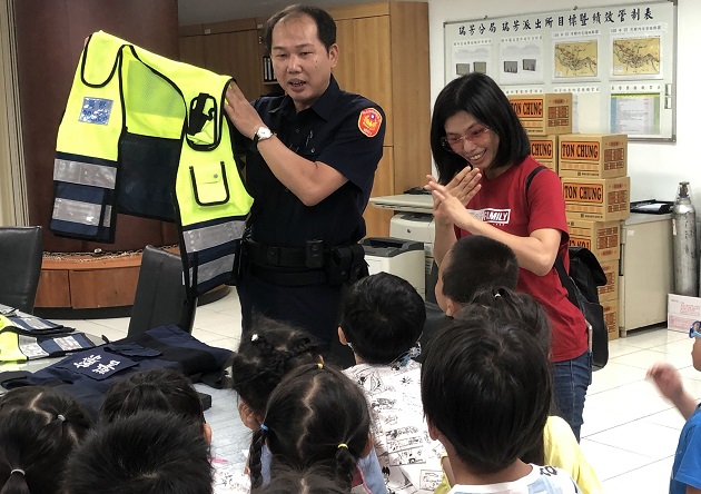 警察節參訪瑞芳警分局　幼兒體驗裝備直呼驚奇 | 文章內置圖片