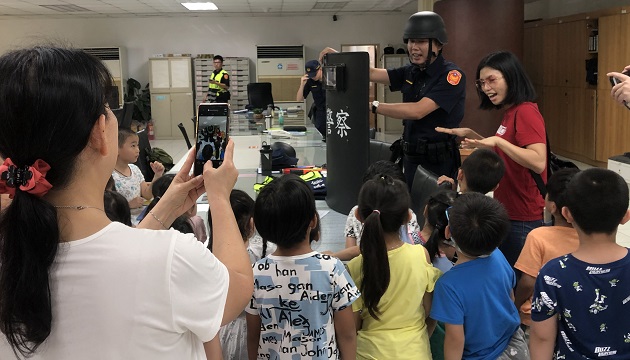 警察節參訪瑞芳警分局　幼兒體驗裝備直呼驚奇 | 文章內置圖片