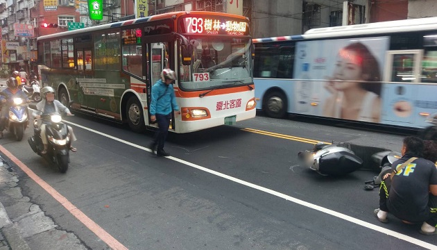 【影】機車騎士自撞公車 暖警下班路過熱心助人
