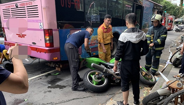 【影】大型重機滑進公車底部釀禍  警方呼籲民眾小心駕駛 | 文章內置圖片