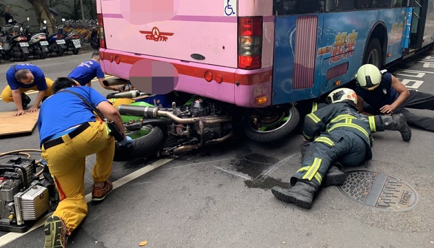 【影】大型重機滑進公車底部釀禍  警方呼籲民眾小心駕駛