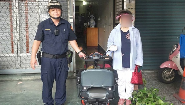 代步車故障高齡婦無助，暖警熱心伸援手