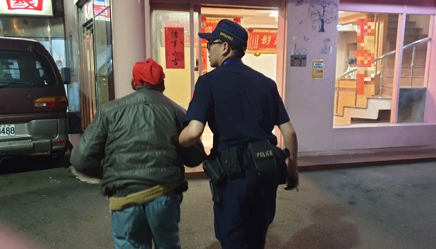 迷失老人深夜无家可归，暖警细心照料协助安置 | 文章内置图片