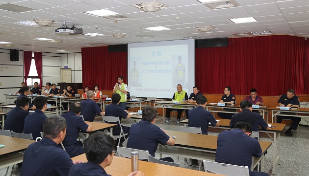 爆閃肩燈及透氣反光背心 警察節市議員捐贈助警執勤安全 | 文章內置圖片