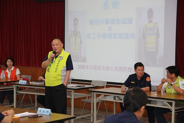 爆闪肩灯及透气反光背心 警察节市议员捐赠助警执勤安全 | 文章内置图片