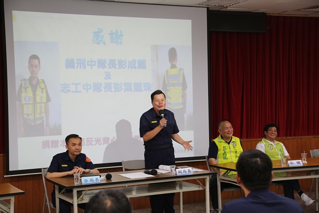 爆闪肩灯及透气反光背心 警察节市议员捐赠助警执勤安全 | 文章内置图片