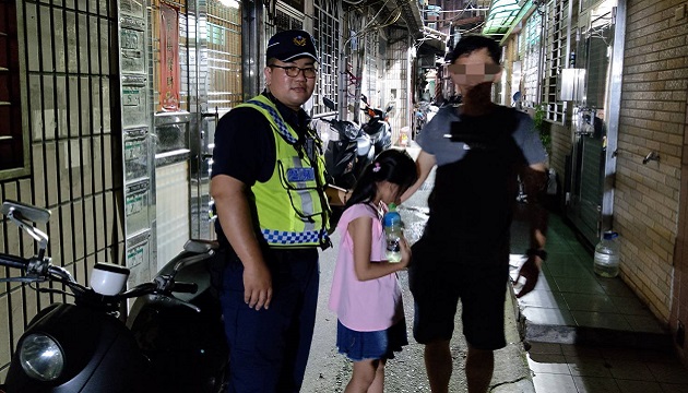 淡水遶境人潮走失 警速助女童與親人團聚