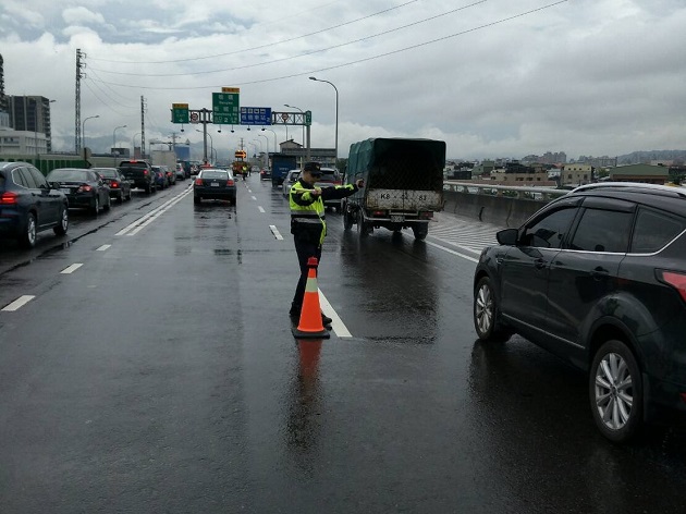 新莊警冒險清除散落物 守護駕駛人行車安全 | 文章內置圖片