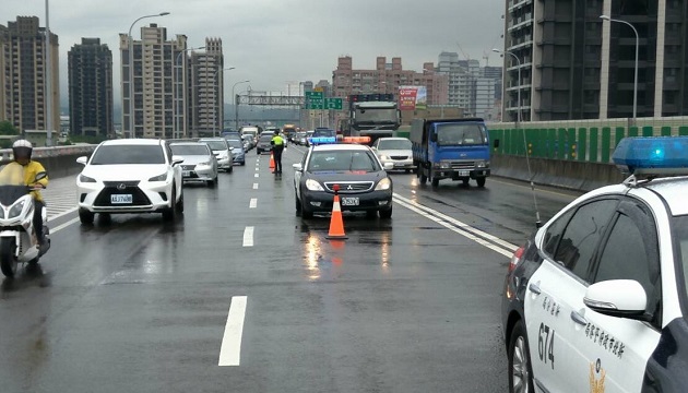 新莊警冒險清除散落物 守護駕駛人行車安全