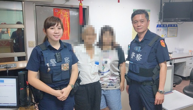 老翁推回收车陷环东大道车阵，警急护送离开！ | 文章内置图片