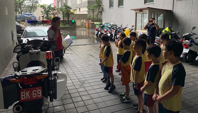 學童參訪松山警分局 互動體驗小小「波麗士」 | 文章內置圖片