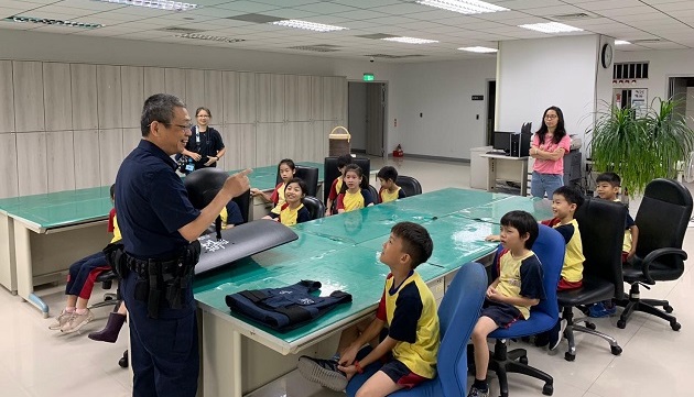 学童参访松山警分局 互动体验小小「波丽士」