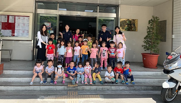 幼兒園師生參訪三峽警分局 「一日警察」體驗好有趣