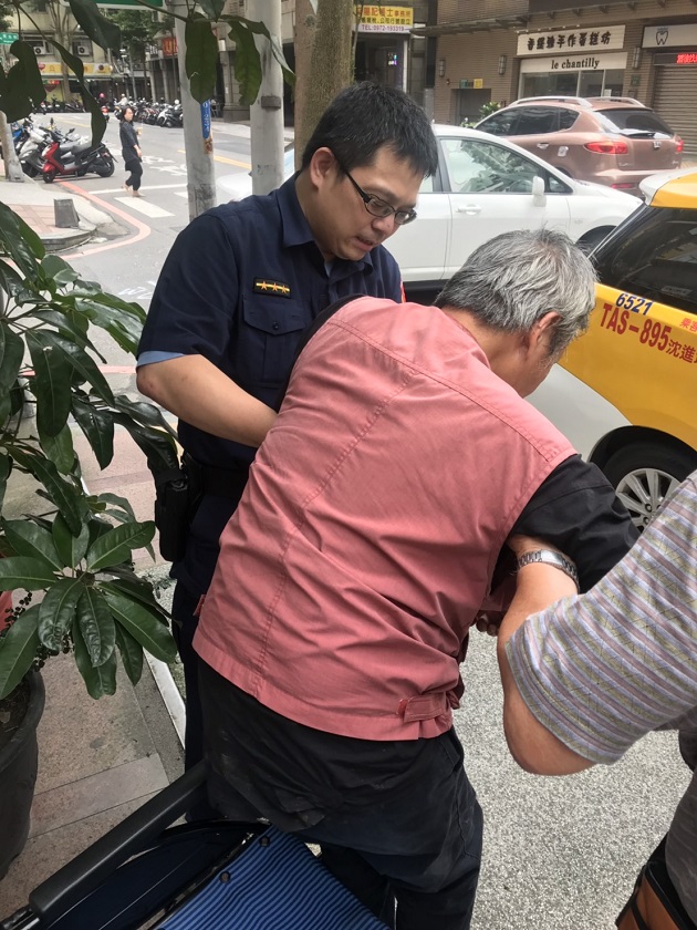 翁臺北車站迷失到永和 警查證身分助返家 | 文章內置圖片