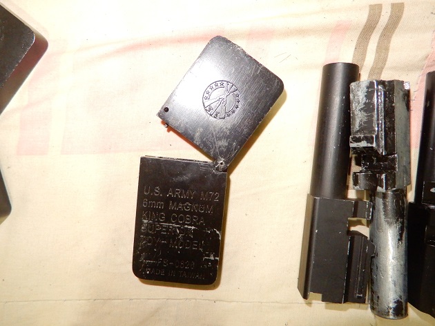 掃黑行動 三重警破槍枝改造工廠 查獲罕見「名片型手槍、麥克筆炸彈」 | 文章內置圖片