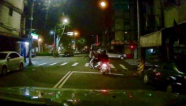 暖警以警车闪灯护行老妪 不欲人知却被民众「蒐证」