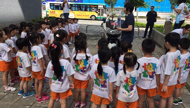 林口警扮一日褓母  幼兒肅坐樂參訪