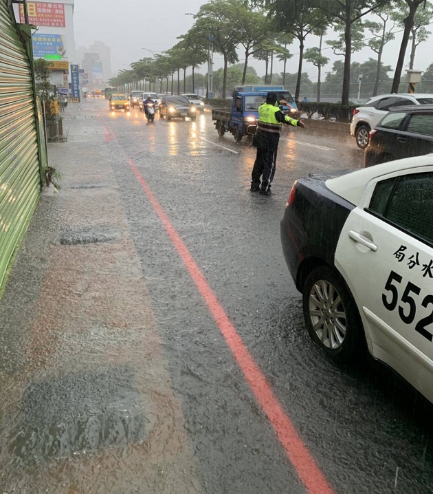 雨炸淡水警冒雨交疏 网友纷留言感谢辛劳 | 文章内置图片