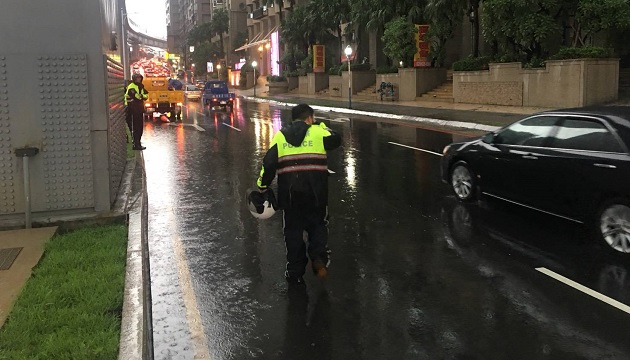 雨炸淡水警冒雨交疏 网友纷留言感谢辛劳 | 文章内置图片